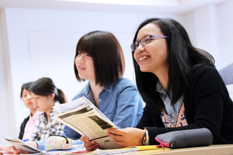 教材を使って学習する様子