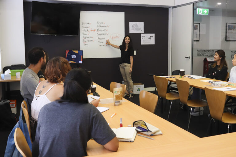 グループワークに取り組む学生